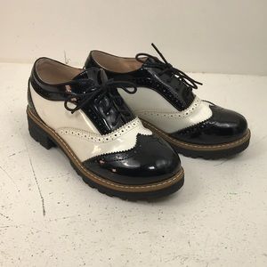 Women’s wingtip black and white shoes